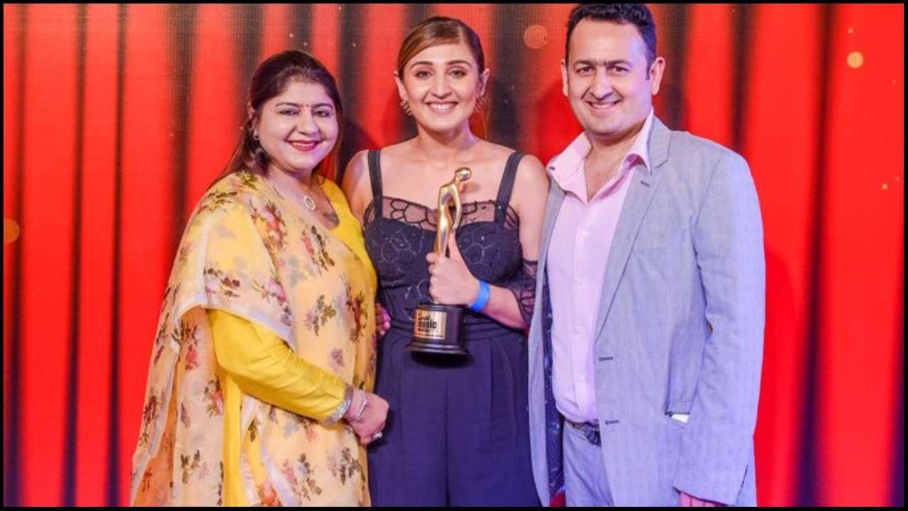 Dhvani Bhanushali wins Mirchi Awards for 'Vaaste', Twitter sends ...