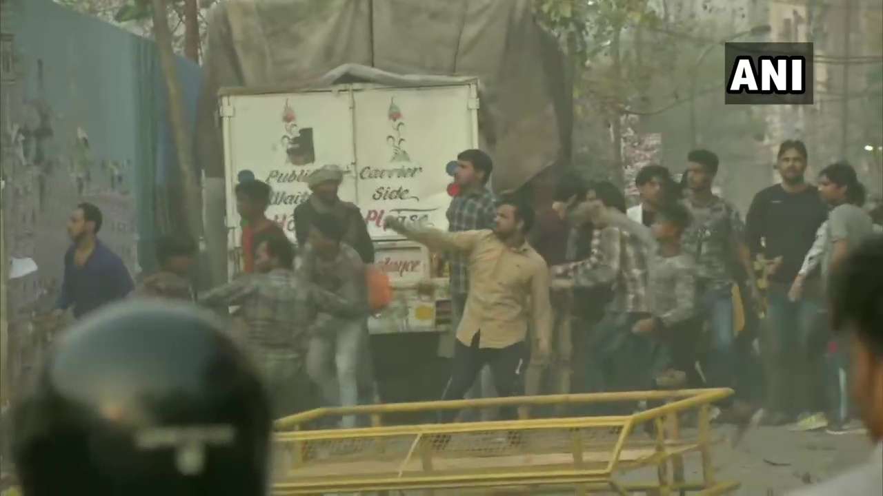 Stone pelting near Jaffrabad metro station after a call to gather by BJP leader Kapil Mishra