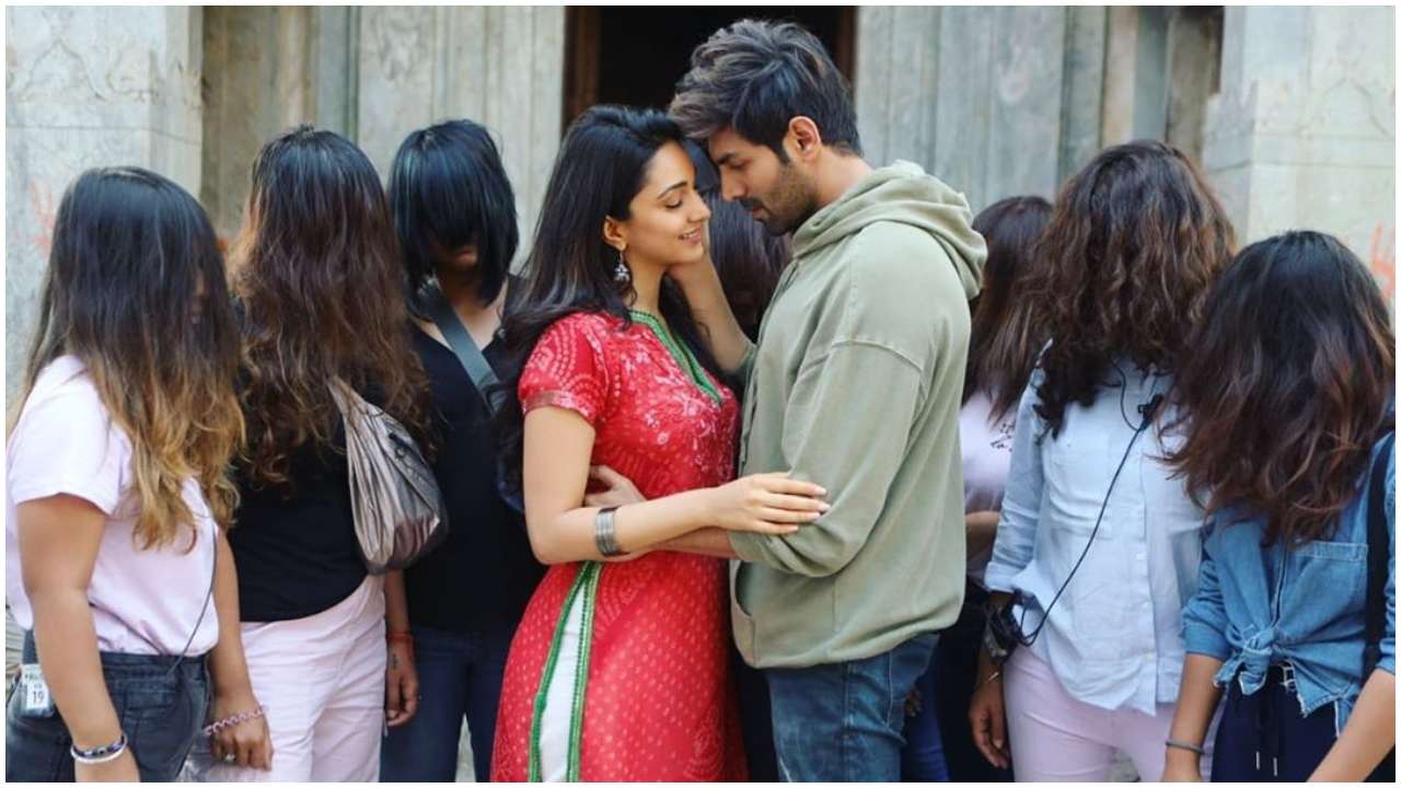 'Bhool Bhulaiyaa 2': Kartik Aaryan, Kiara Advani strike a romantic pose surrounded by ghosts