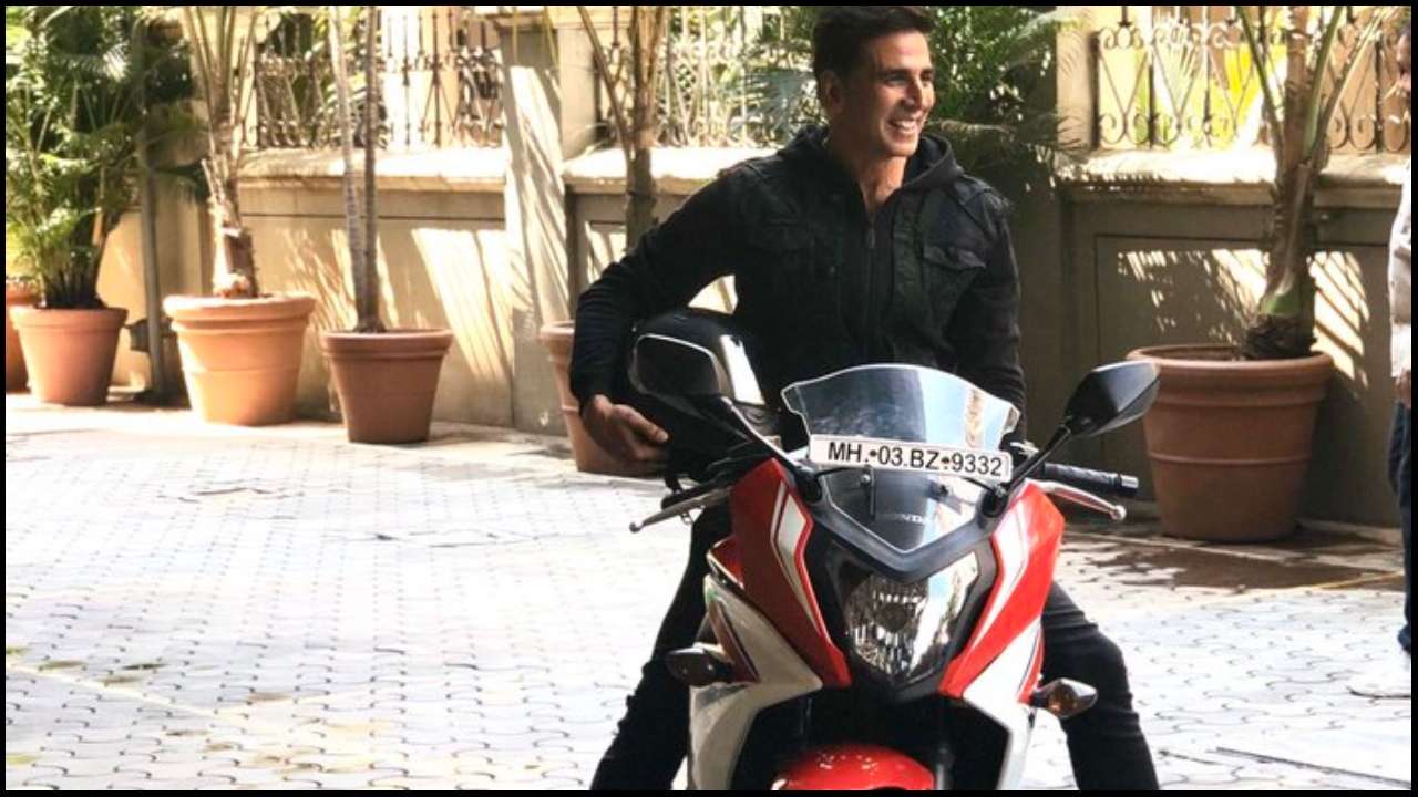 Ditching helicopter, akshay kumar arrives on bike for 'sooryavanshi' trailer launch