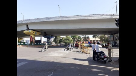 Vehicles being stopped at barricading in Lucknow