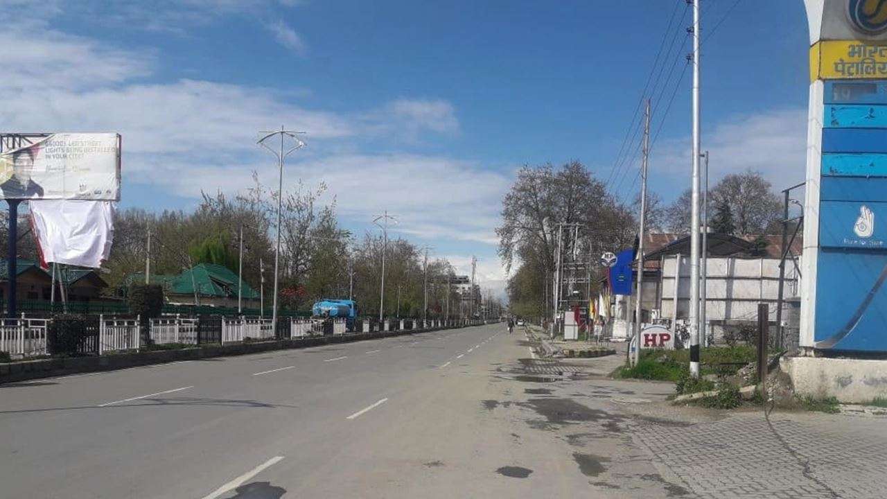 Deserted MA road in Srinagar on Day 13 of coronavirus lockdown