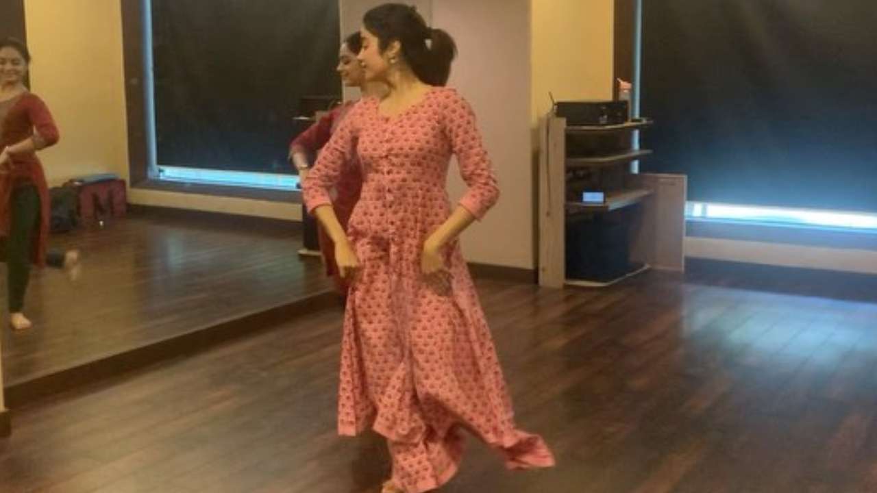Watch: Janhvi Kapoor dances gracefully on Aishwarya Rai Bachchan's 'Umrao Jaan' song