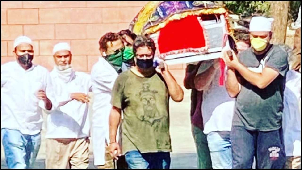 Tigmanshu Dhulia carries Irrfan Khan's mortal remains to cemetery