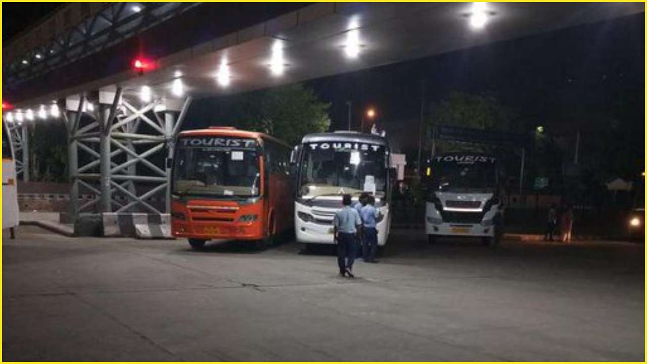 Kashmere Gate: The buses about to leave on Saturday morning to bring back stranded students from Rajasthan's Kota