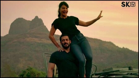 'Tere Bina' teaser: Salman Khan picks up Jacqueline Fernandez on his shoulder in his Panvel farmhouse