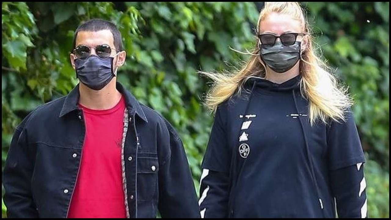 Prima poză: Sophie Turner a observat cu o copă de bebeluș în timp ce merge mână-în-mână cu hubby-ul Joe Jonas First pic: Sophie Turner spotted with baby bump as she walks hand-in-hand with hubby Joe Jonas