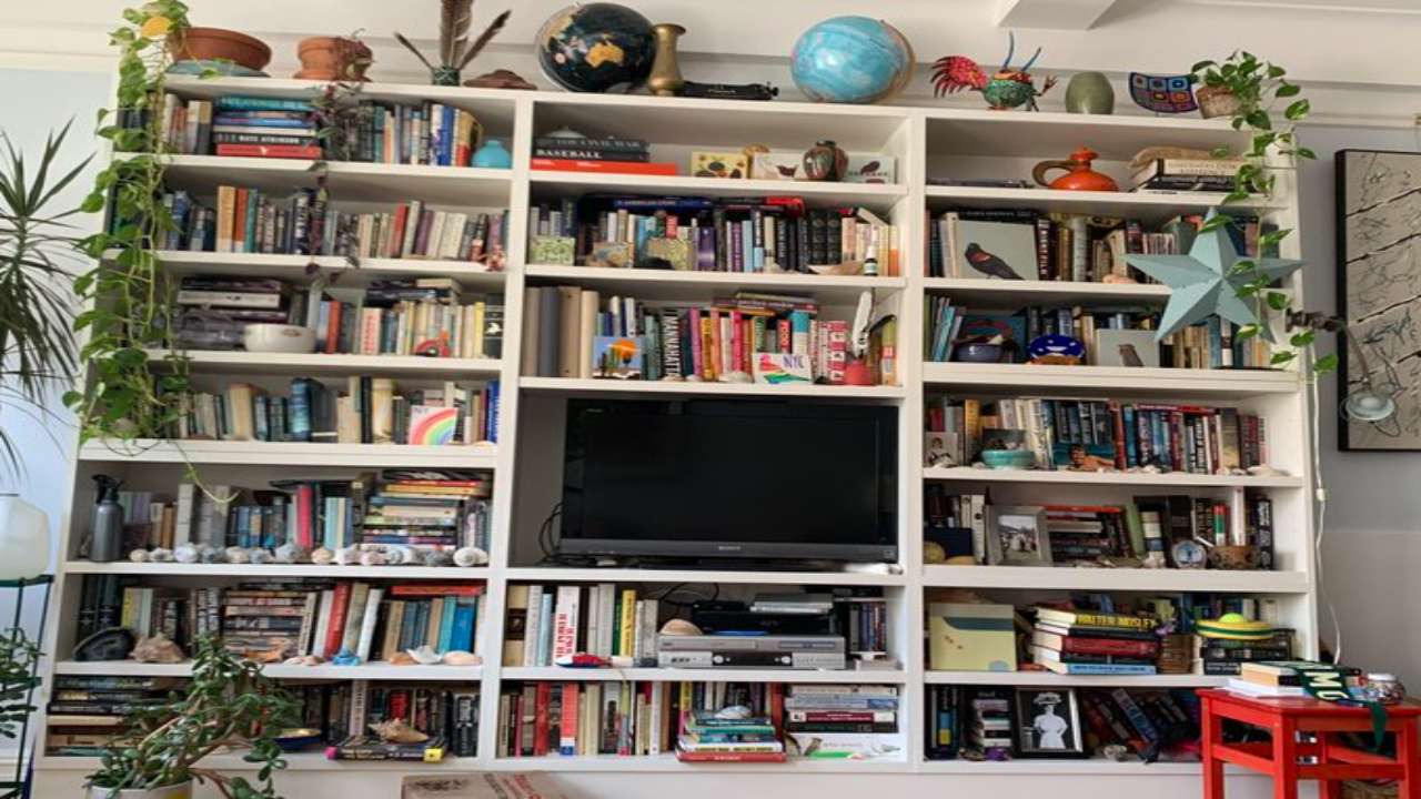 This Twitter user is asking people to spot the cat in this picture and we bet you can't find in first attempt