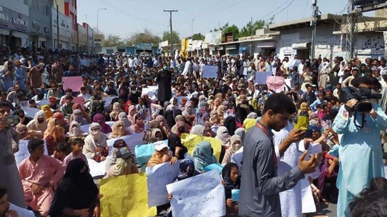Protesters force Pak security forces to abandon posts