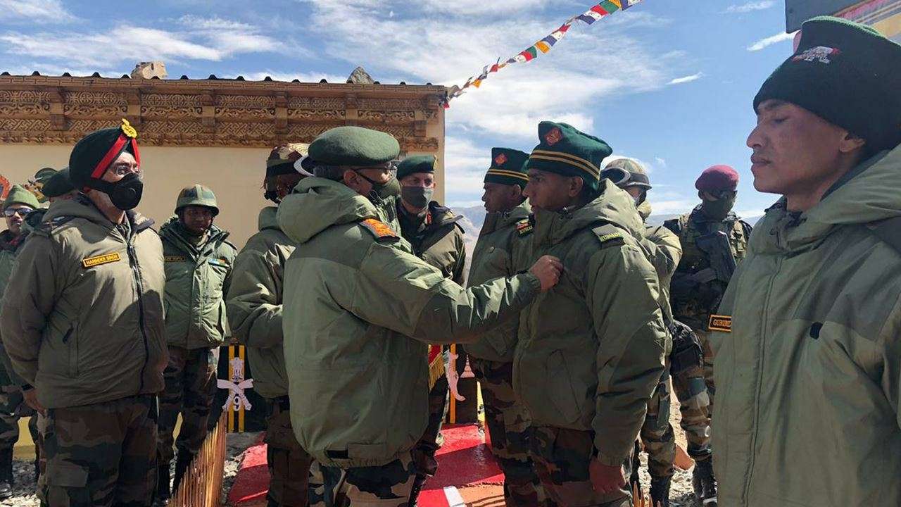 General Narvane visits forward areas in Ladakh