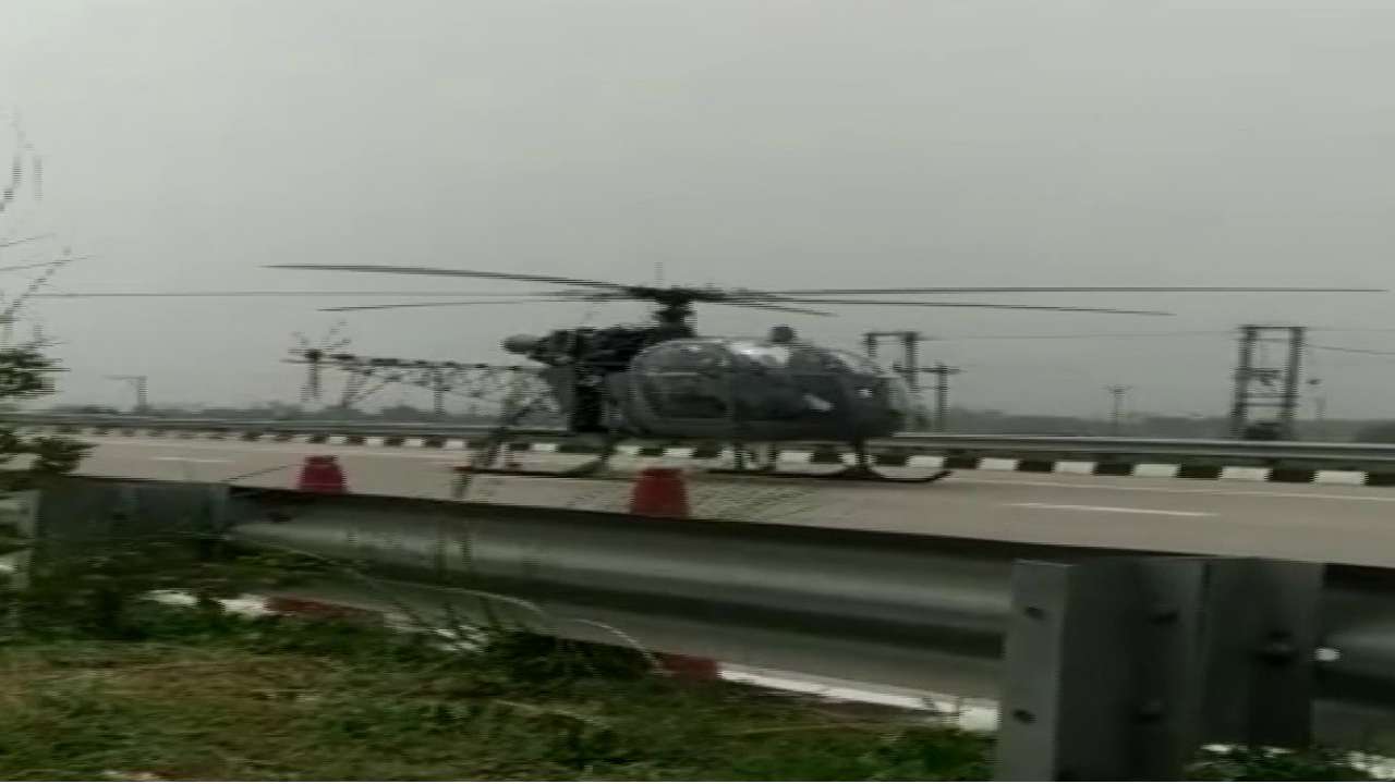 A Cheetah helicopter of IAF made an emergency landing on a highway in Sonepat district of Haryana 