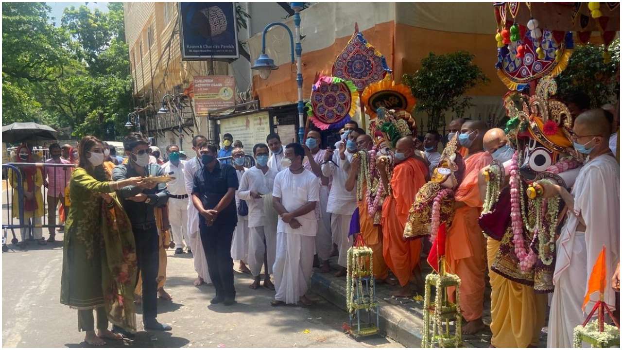 Nusrat Jahan praying at Iskcon temple in Kolkata