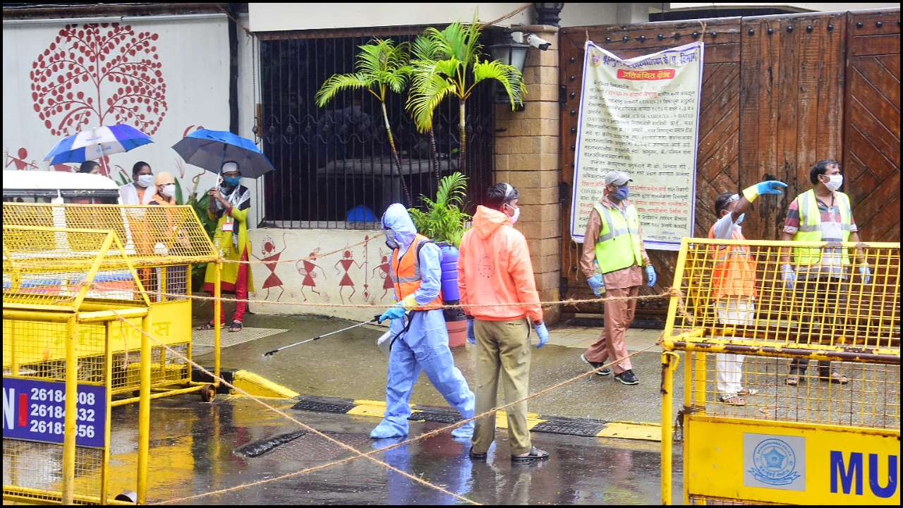 Bmc Sanitise Bungalows Jalsa And Janak As Amitabh Bachchan Abhishek Aishwarya Rai Aaradhya Test Postive For Covid 19 bmc sanitise bungalows jalsa and janak