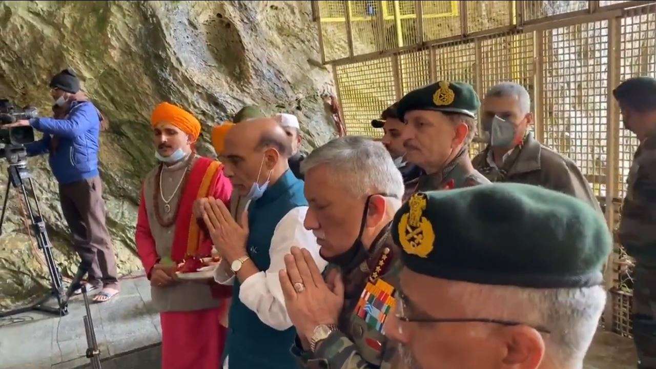 Video: Rajnath Sigh visits Amarnath Temple in Jammu and Kashmir
