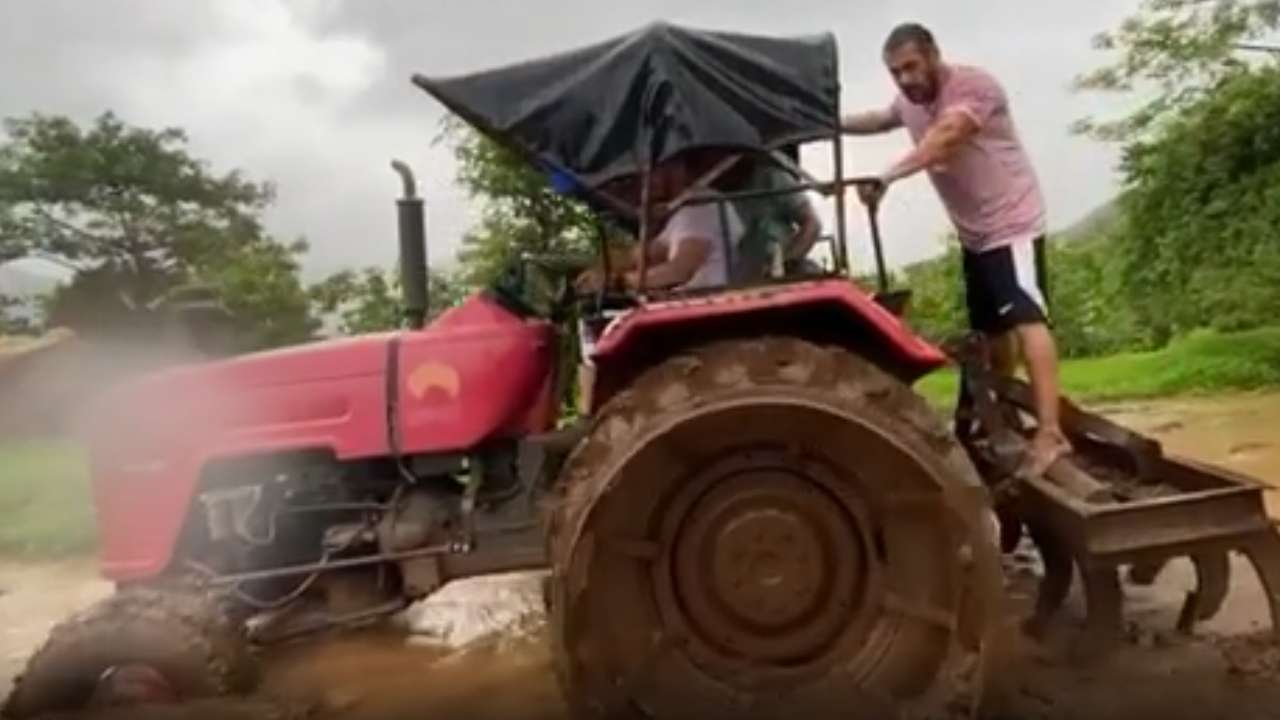 Video: Salman Khan aterizează terenul pe tractor, se bucură de „agricultură” și cum