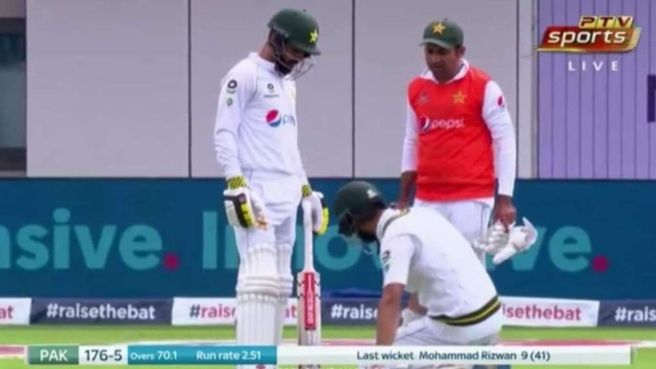 Shoaib Akhtar on seeing Sarfaraz Ahmed carry shoes as 12th man