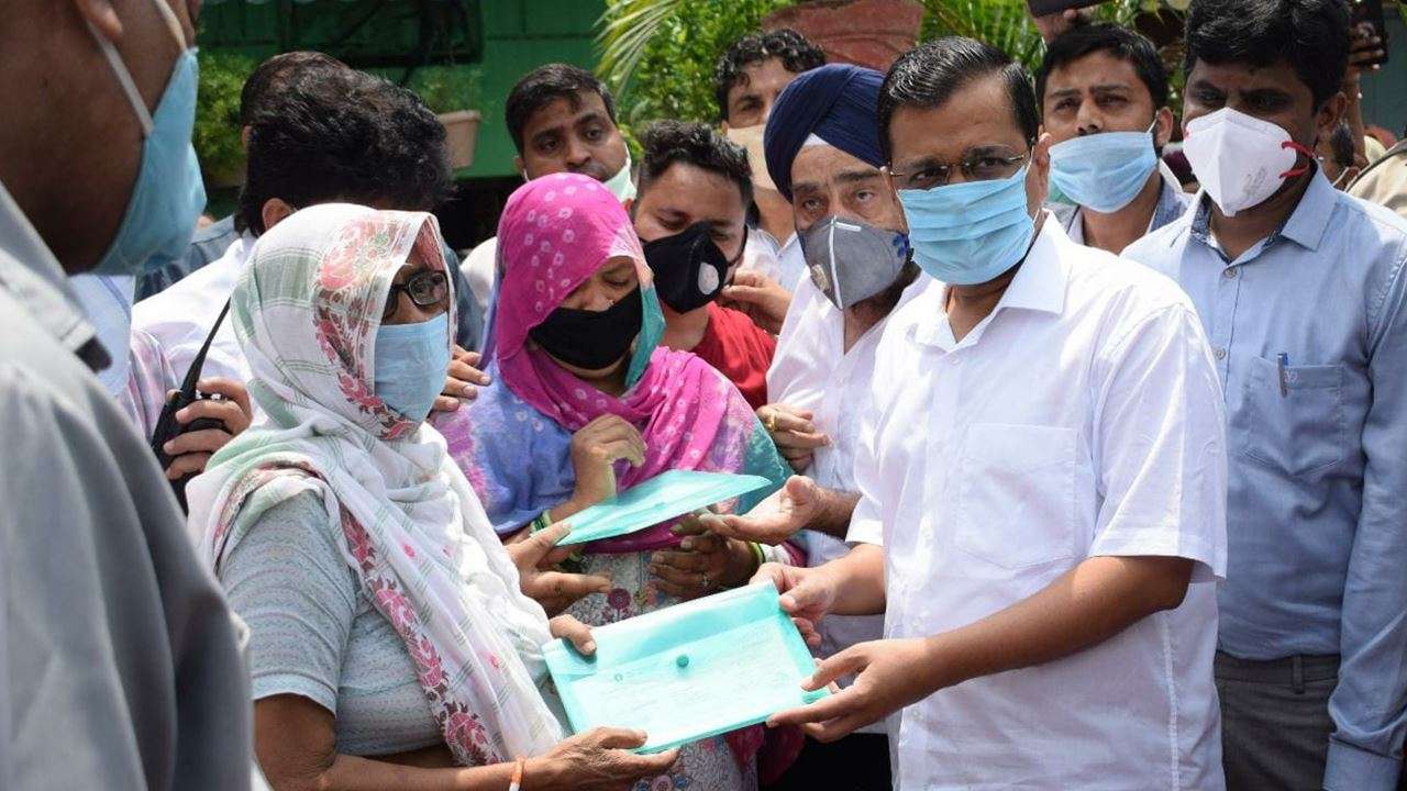 Delhi Cm Arvind Kejriwal Hands Over Rs 1 Crore Cheque To Kin Of Sanitation Worker Who Died Of Covid 19