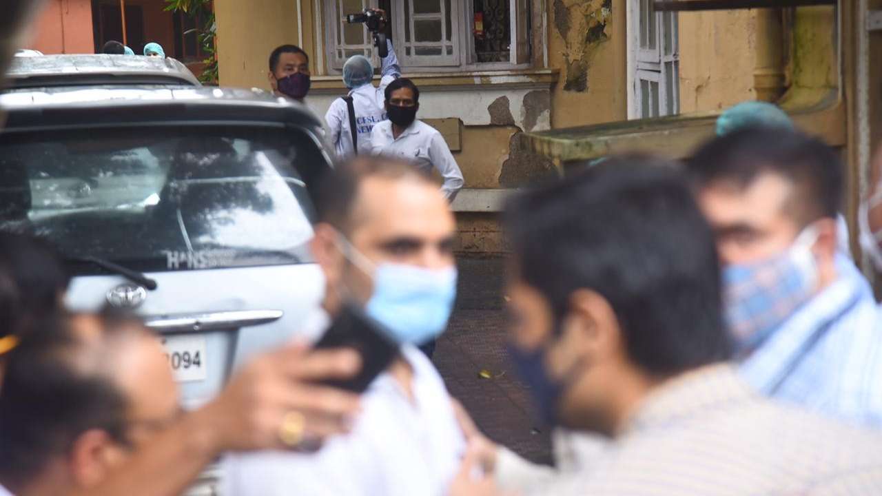 Cbi Arrives At Sushant Singh Rajputs Bandra Home Cook Neeraj Sidharth Pithani Also Present 4353