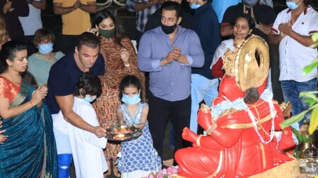Salman Khan and family perform aarti before Ganpati Visarjan