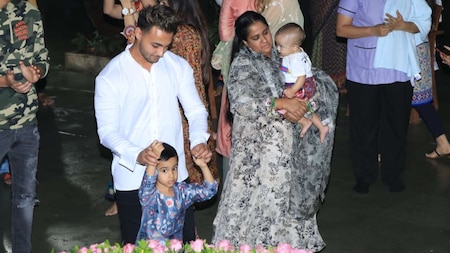Aayush Sharma and Arpita Khan Sharma pose with kids