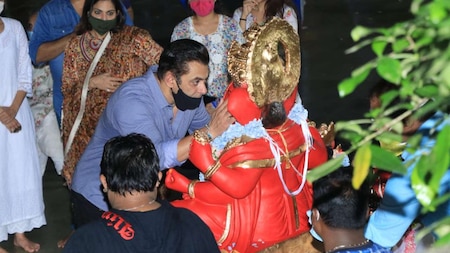 Salman Khan seeks blessings from Ganpati Bappa