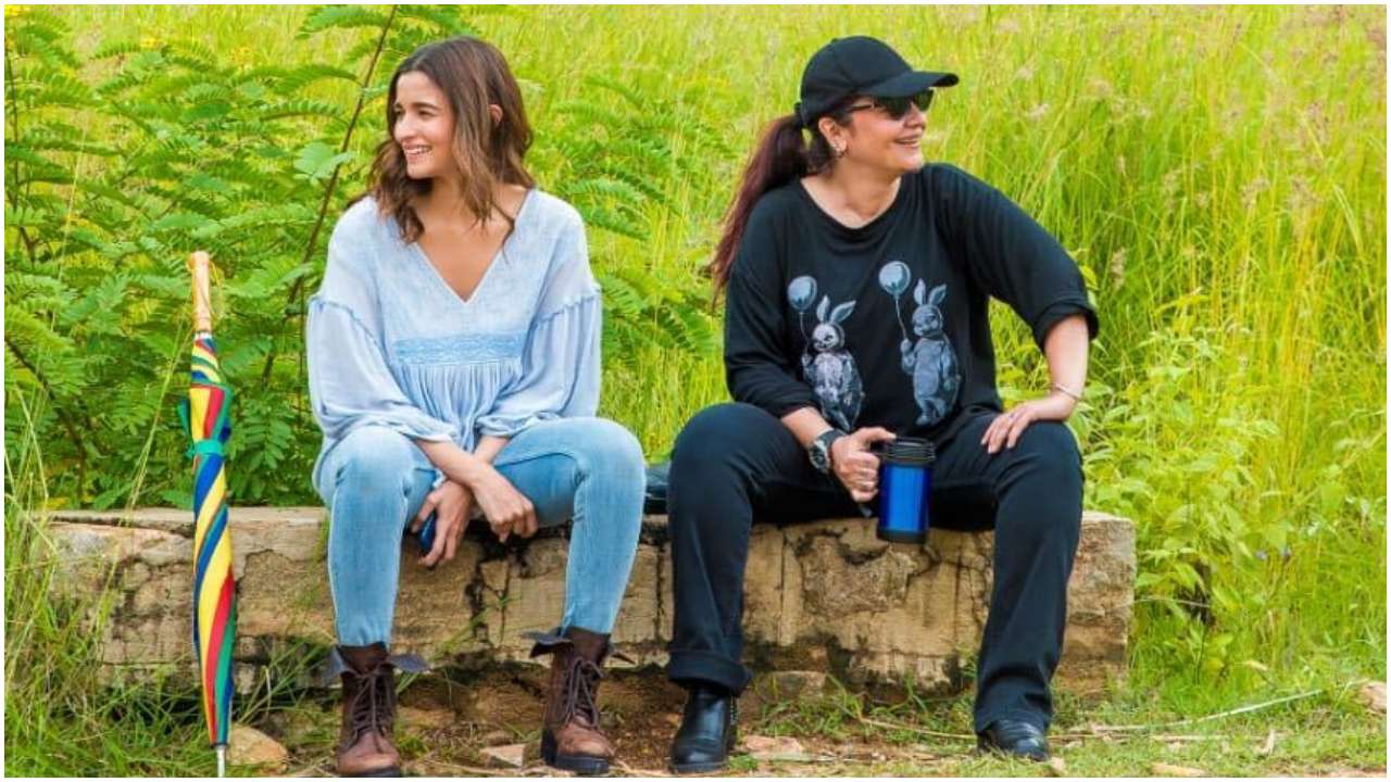 Alia Bhatt, Pooja Bhatt are all smiles, sitting by the 'Sadak'