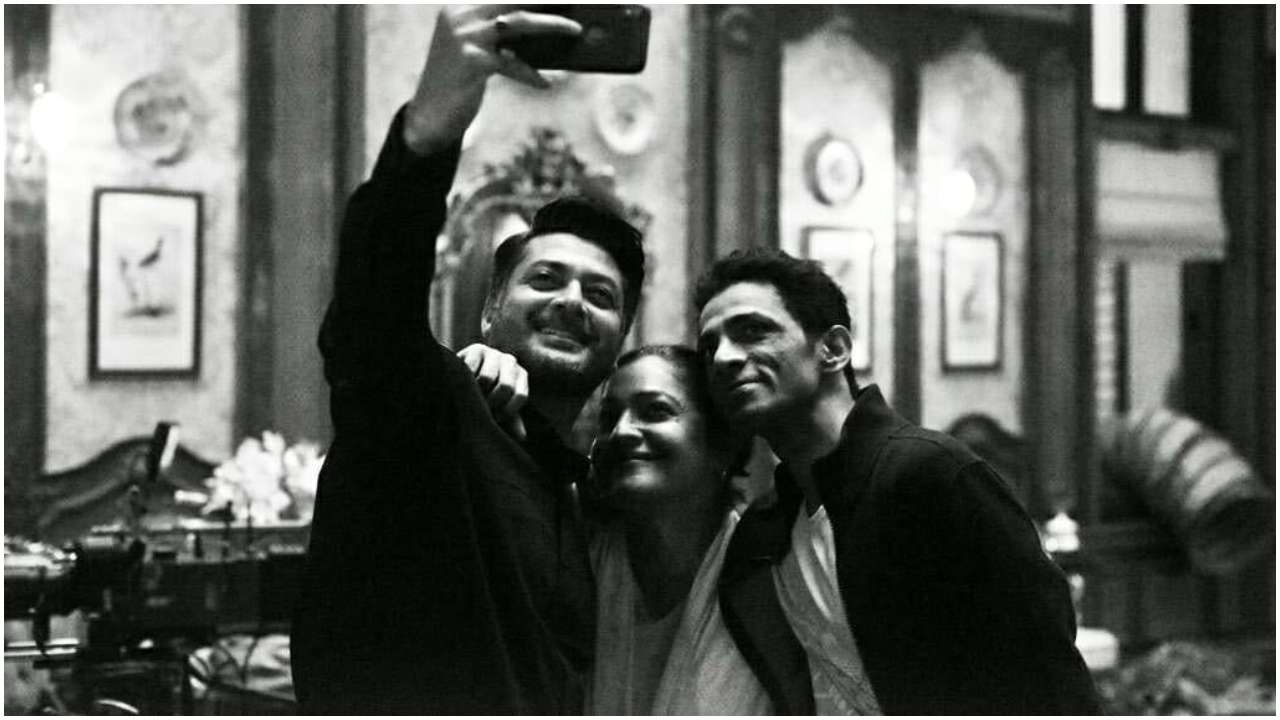 Pooja Bhatt clicks a selfie with 'Sadak 2' cast members