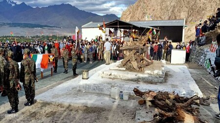 The Tibetan refuge community paid respect to departed soldier