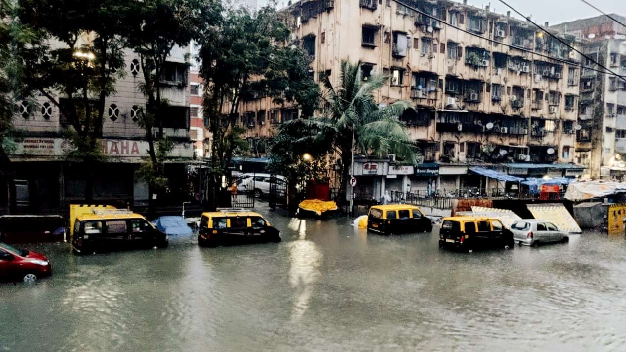 India, Mumbai, local train, Cloudy skies, Mumbai rains, waterlogging, Mumbai Metropolitan Region (MMR)