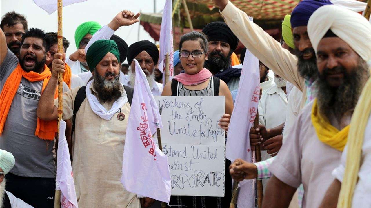 Farmers block railway tracks 