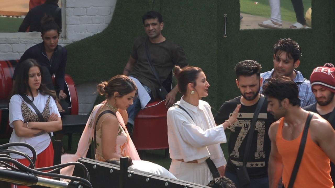 Colegii de casă încearcă să-i rupă pe Nikki și Abhinav