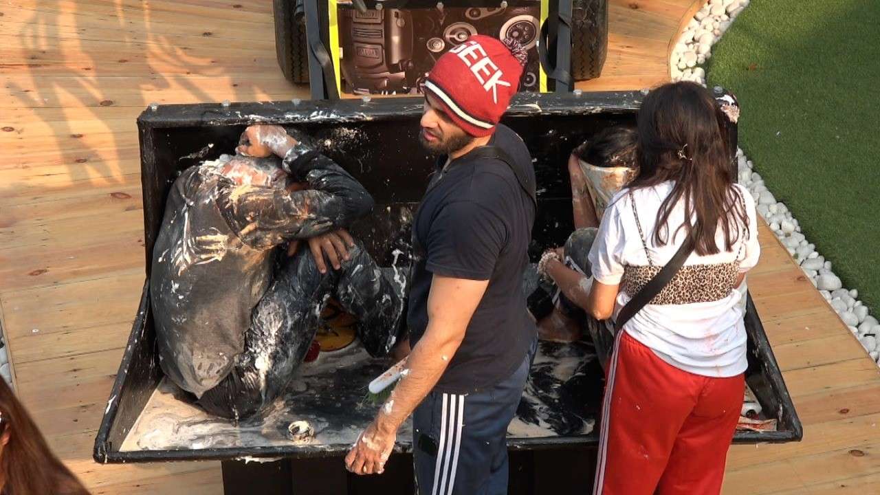 Salman Khan se aruncă asupra lui Abhinav Shukla