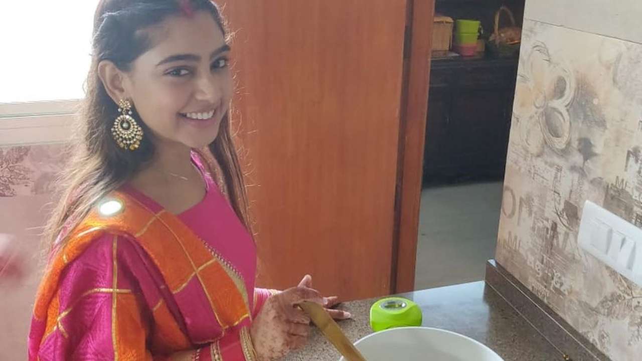 Newly Married Niti Talyor Takes Up Kitchen Duties Prepares Atta Halwa Niti taylor tied the knot with boyfriend parikshit bawa on august 13, 2020. newly married niti talyor takes up