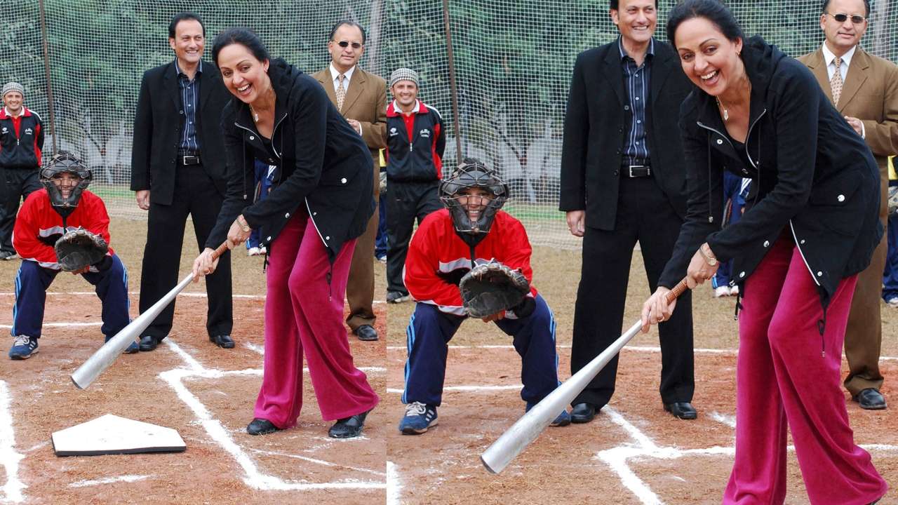 Hema Malini Playing Cricket