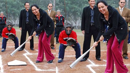 Hema Malini playing cricket