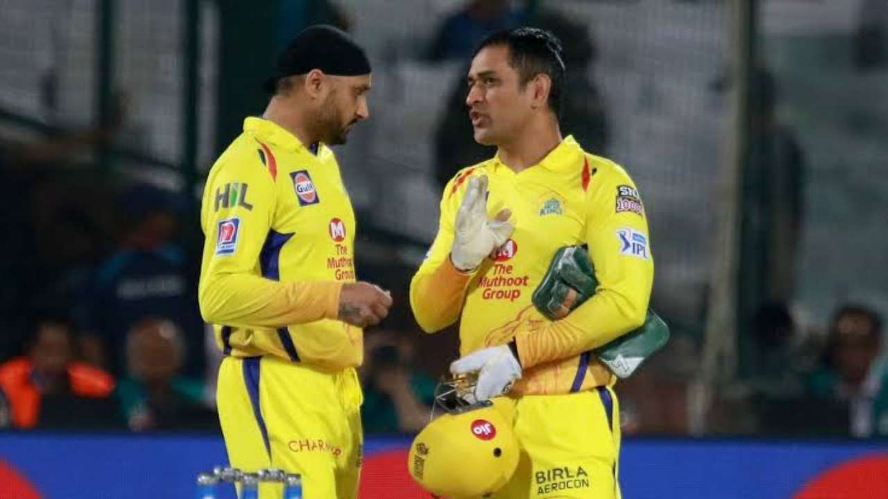 Harbhajan Singh takes a 'dig' at MS Dhoni over wide call, netizens grill  him on helping Shahid Afridi