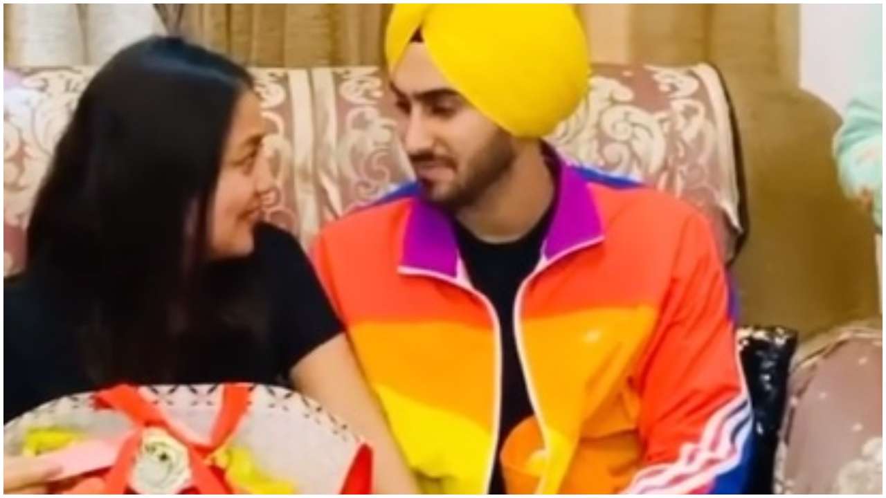 Neha Kakkar Mms - Viral Video: Neha Kakkar meets Rohanpreet Singh's parents for the first time
