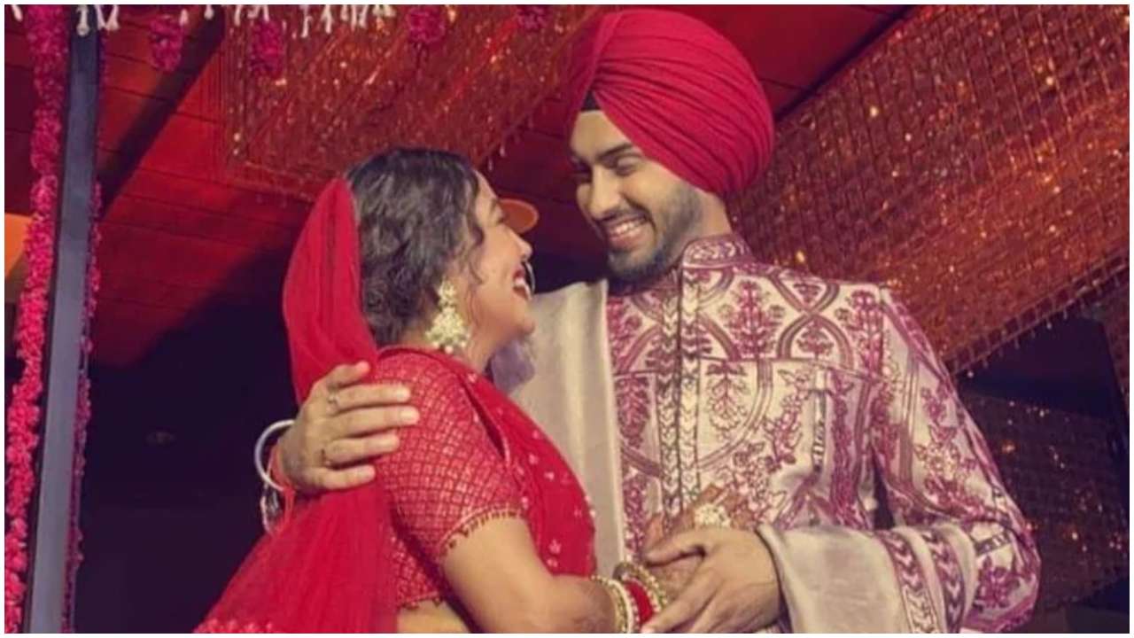 Rohanpreet Singh moves Neha Kakkar to tears; serenades singer in viral video  from wedding reception