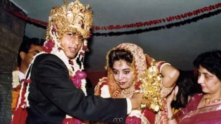 When Shah Rukh Khan exchanged garlands with Gauri