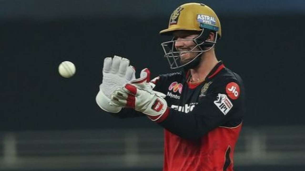 AB de Villiers' gloves get SRH free hit