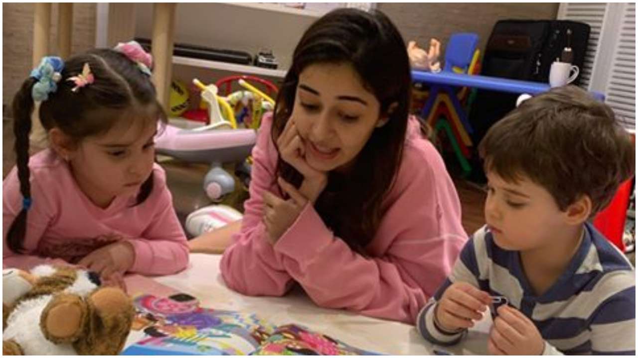 Pics: Ananya Panday reads Karan Johar's book ‘The Big Thoughts of Little Luv’ to his twins Yash & Roohi 