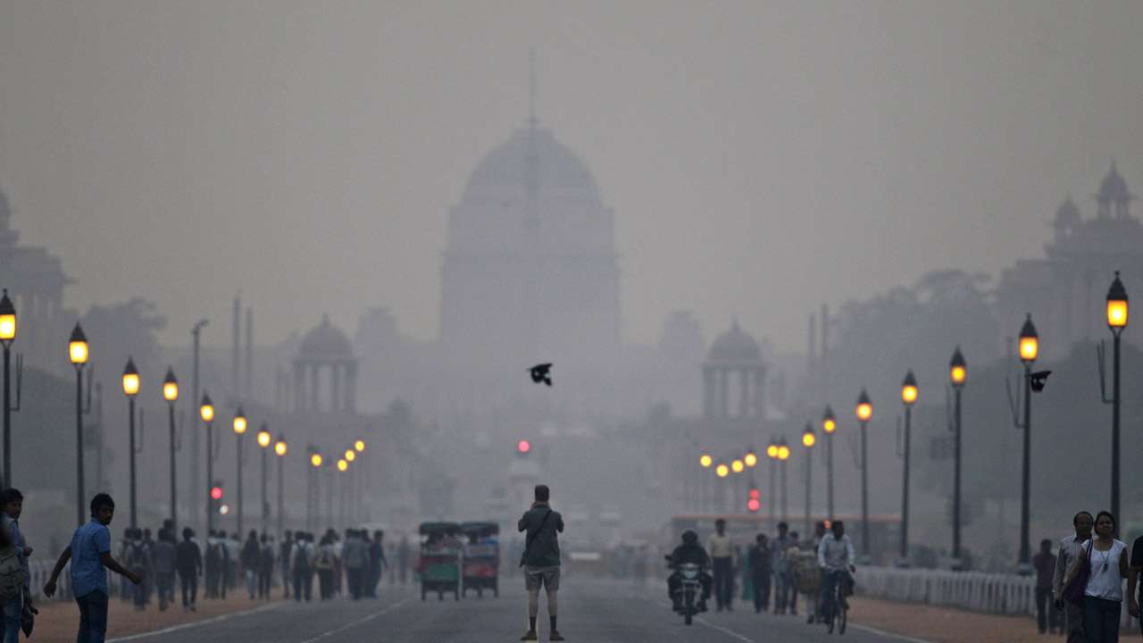 Diwali weather Delhi's air quality continues to be 'very poor', likely to 'severe' by night