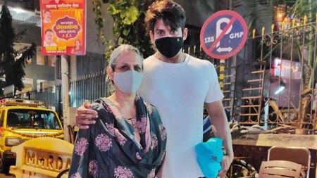 Sidharth Shukla and his mother are all smiles posing for the paps