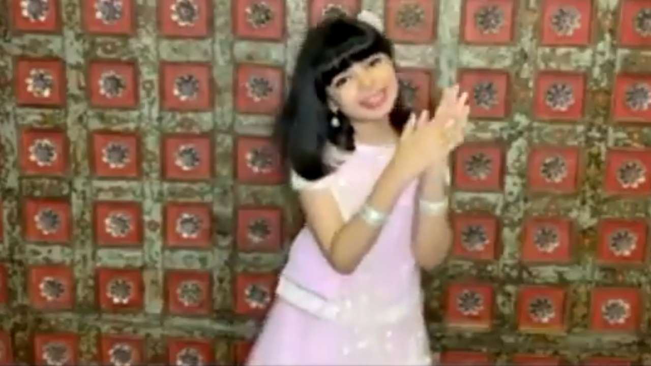 Viral: Aaradhya Bachchan sings devotional song for virtual school Diwali  celebrations; Amitabh Bachchan retweets video