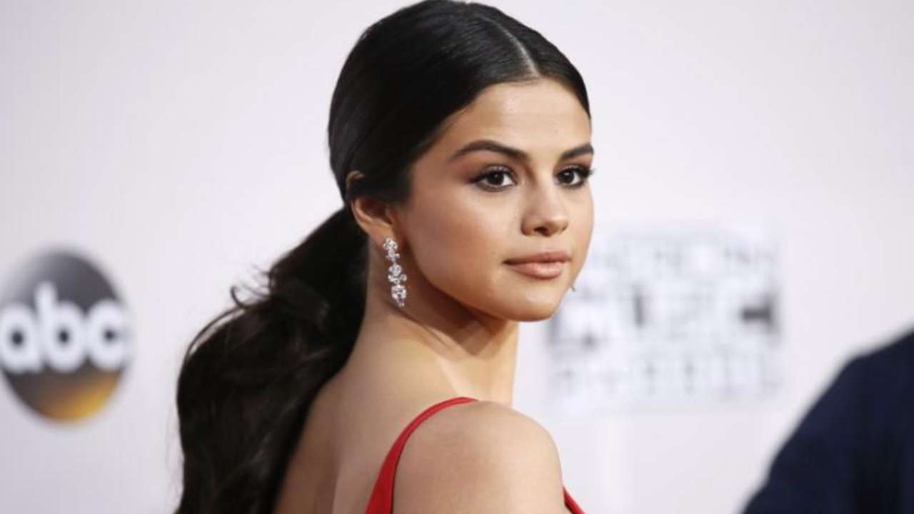 Selena Gomez's Blonde Hair: Tips for Maintaining the Color - wide 1