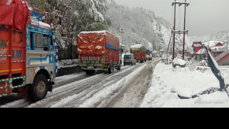 Kashmir snowfall brings vehicles to a halt