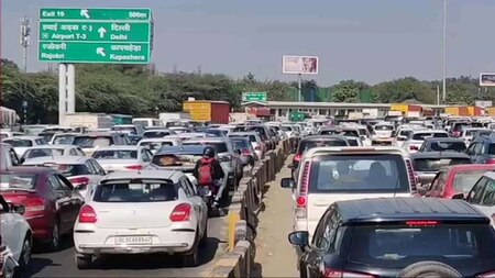 Delhi-Gurugram border witnessed a heavy traffic jam