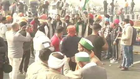 Farmers protest at Delhi's Gazipur border