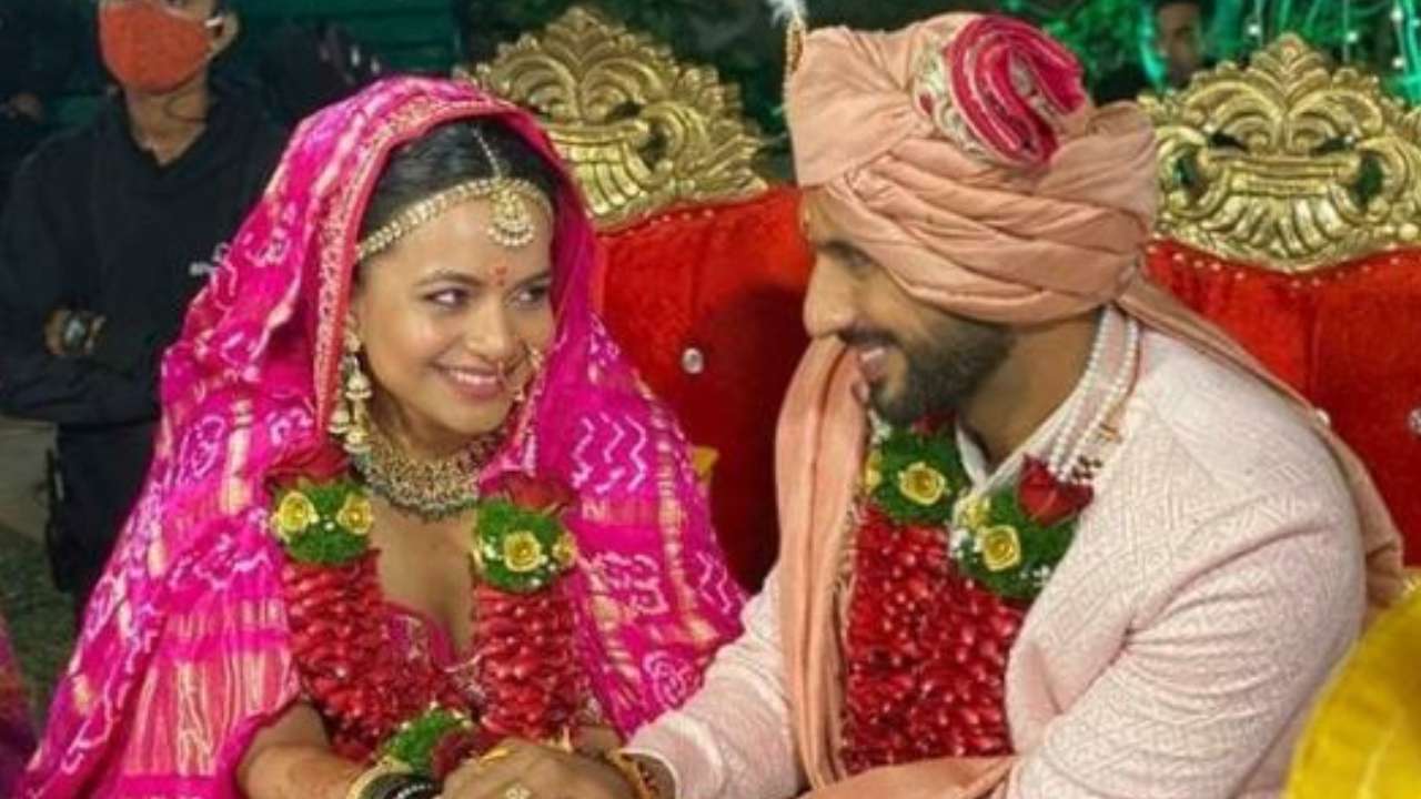 In Pics Choreographer Punit J Pathak Ties Knot With Ladylove Nidhi Moony Singh In the pictures, punit is seen wearing a green floral print kurta with beige pyjamas, while nidhi is actor nakuul mehta who welcomed his first child, a baby boy, with wife jaankee, says that though they're. choreographer punit j pathak ties knot