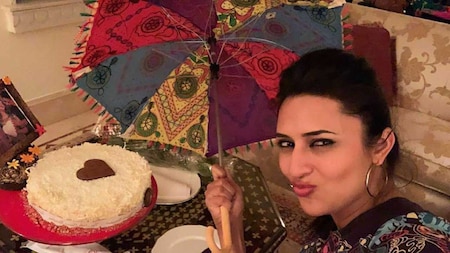 Divyanka Tripathi Dahiya cuts her birthday cake in the most colourful way